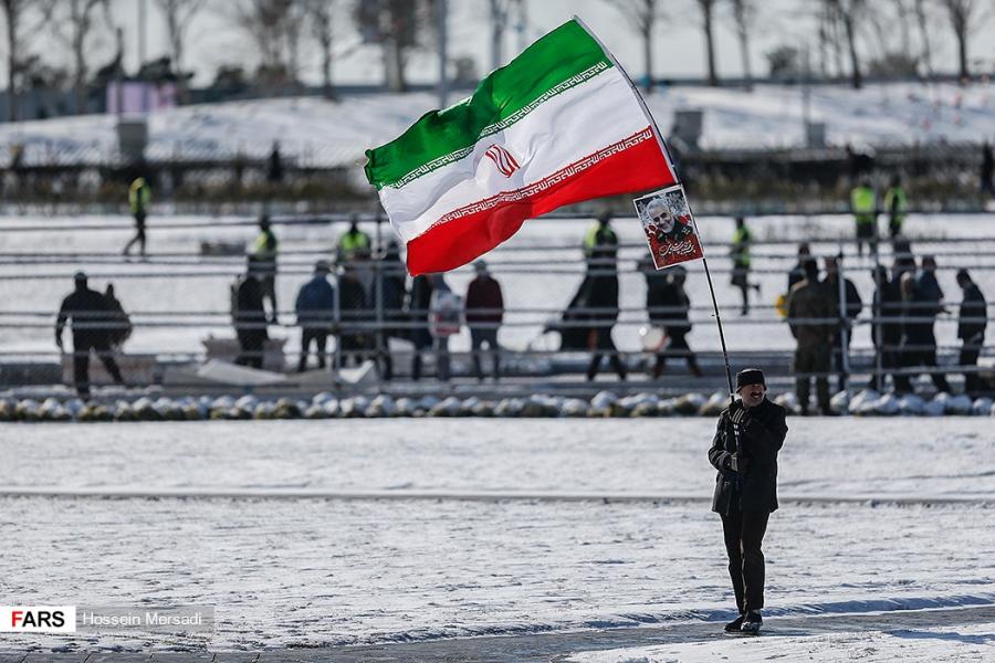 آغاز مراسم راهپیمایی ۲۲ بهمن؛ لگدکوب کردن پرچم آمریکا و اسرائیل و برگزاری نمادین دادگاه جنایتکاران جنگی