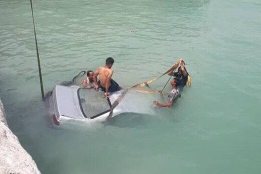 ببینید | سقوط یک خودرو به دریا در بندر پل