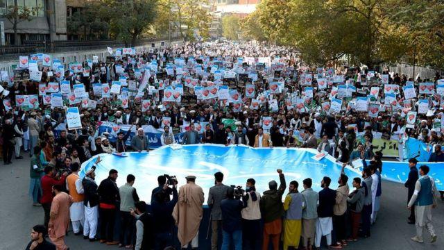 اعتراضات در چند شهر افغانستان به اظهارات رئیس جمهوری فرانسه