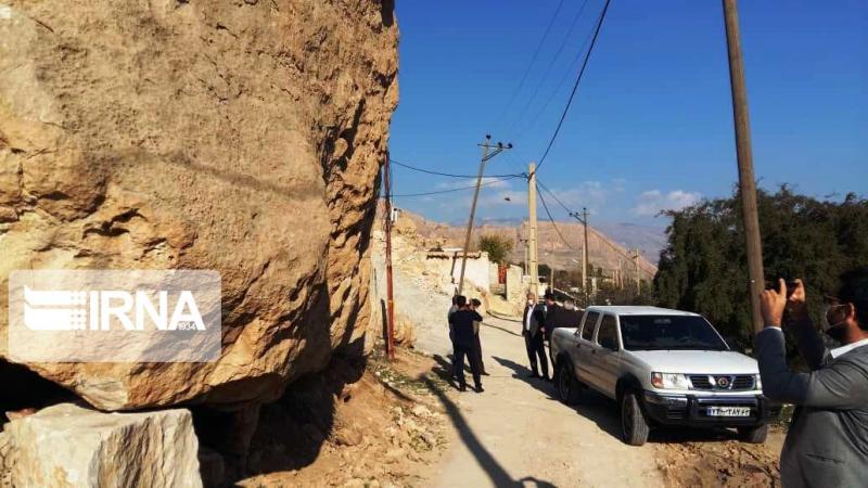 خطر ریزش سنگ از سر روستای تنگ چوگان کازرون رفع شد