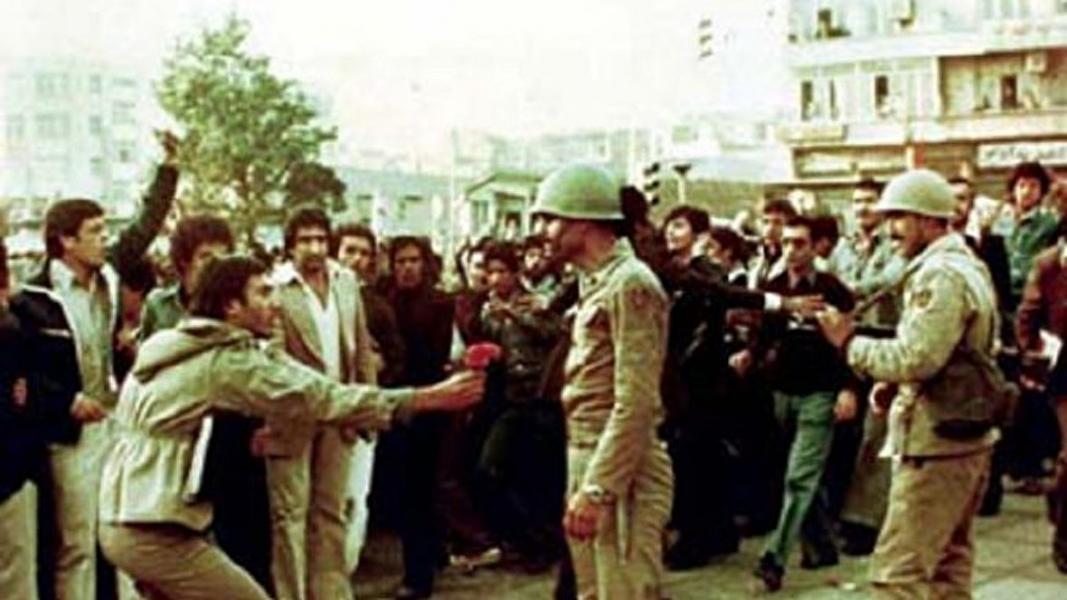 عملیات انتقال 52 گروگان آمریکایی از ایران به آمریکا / تهران در کنترل انقلابیون / عملیات کشف پیکر شهدای هواپیمای ایران‌ایر /   ملاقات محمدرضا پهلوی از نیروهای نظامی مستقر در عمان / مراسم تسلیم ژاپن به بریتانیا