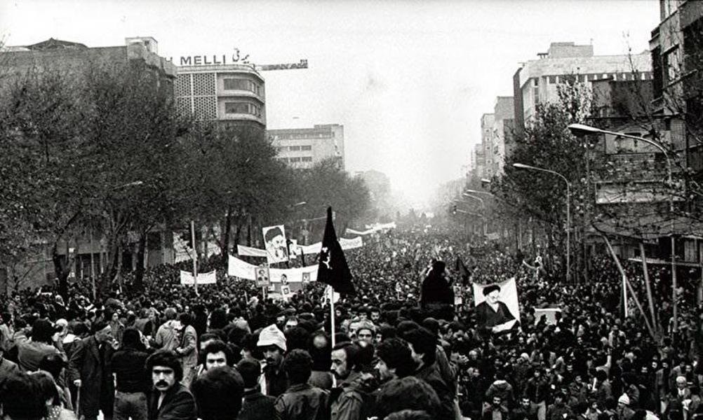 اهدای شمشیر چرچیل به استالین در تهران / انقلاب ایران از دید آمریکا / حکام عرب چقدر به شاپور بختیار پول دادند؟ / سفر ایرانی‌ها به ژاپن برای کار / در تصادف رانندگی برای انسان چه اتفاقی می‌افتد؟