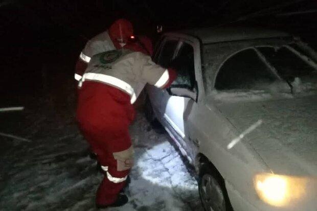 امدادرسانی به ۴٠ خودرو گرفتار در برف و کولاک گردنه «گاماسیاب»