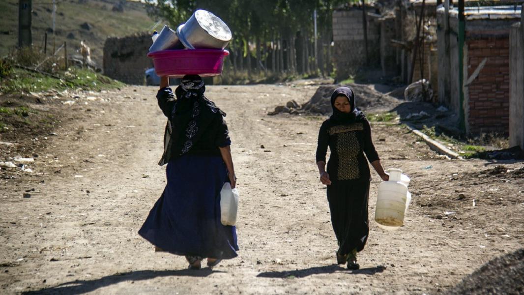 وقتی آسمان سرپناه کودکان می شود/ دستبند بر دستان مرد تبر به دست/«آشی» که غم و غصه را می برد!