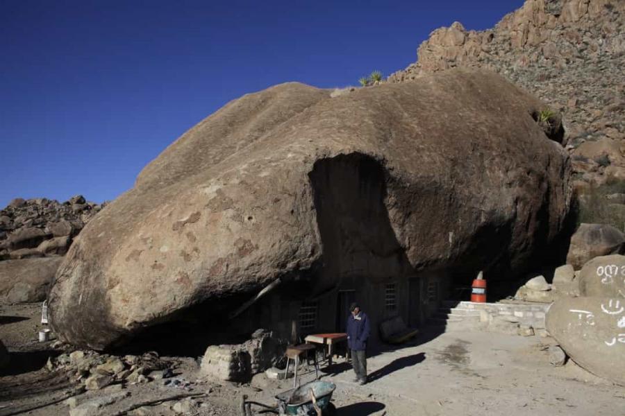 عجیب و غریب‌ترین خانه‌های دنیا؛ از زندگی در آسمان تا خانه‌ای وسط بزرگراه + تصاویر