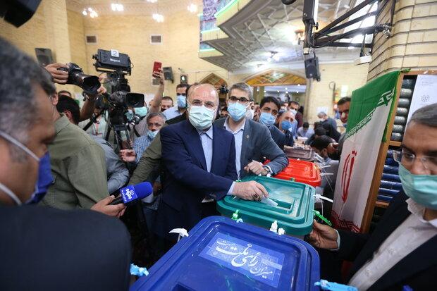 Iran’s Parl. speaker casts his vote in Tehran