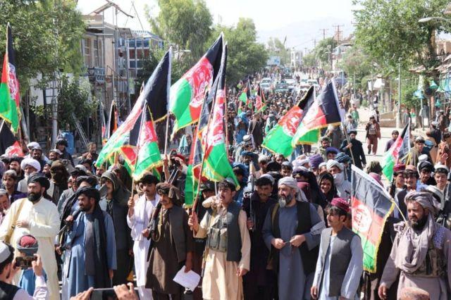 جنگ افغانستان؛ طالبان پنج ولسوالی را تصرف کردند؛ صدها نفر در ارزگان علیه این گروه مسلح شدند