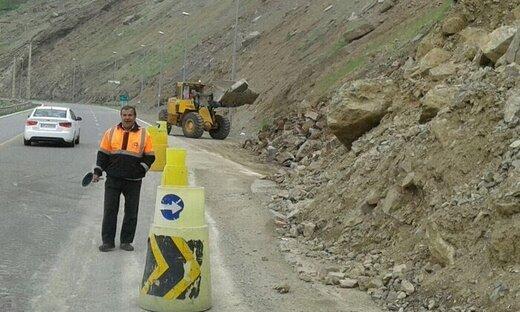 ریزش کوه در محور هراز/ امدادرسانی به سرنشینان ۲۴ خودروی محبوس شده