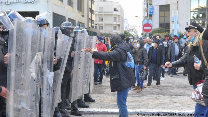 گسترش اعتراض‌ها در تونس علیه "کودتای" رئیس جمهور  