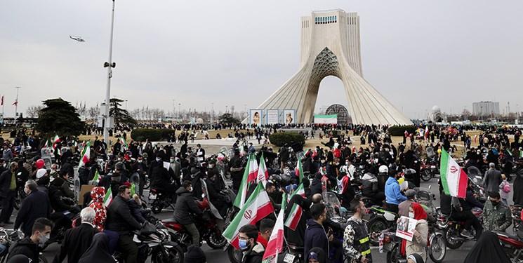 باز هم همه آمدند/ حاشیه‌نگاری جشن پرشکوه انقلاب؛ از موتورسواری معاون اول تا شعرخوانی برای رفع مشکلات مردم/ رئیس جمهور: مستقل‌ترین کشور دنیا هستیم