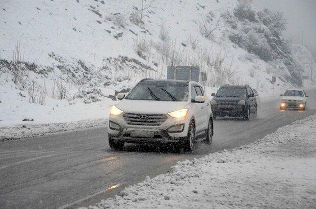 بازگشایی جاده چالوس/ بارش برف و باران در اکثر محورهای مواصلاتی