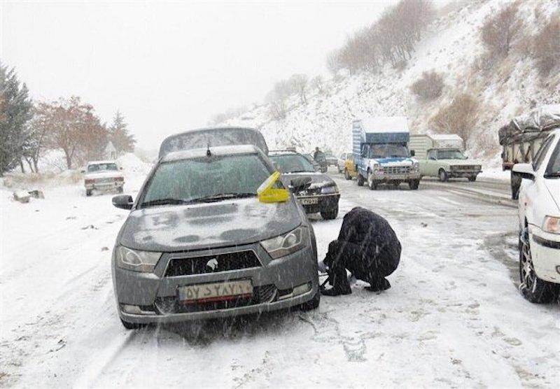 رهاسازی خودروهای گرفتار در جاده کرج - کندوان