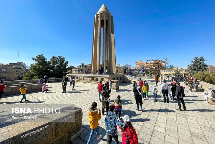 بازدید مسافران نوروزی از آرامگاه بوعلی سینا