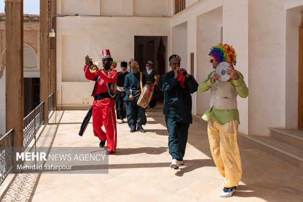 کاروان نوروزی حاجی فیروز در پارک کوهستان کرمانشاه