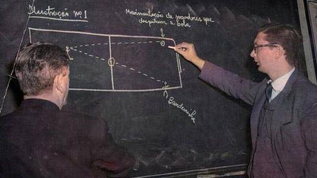 ژائو کاروالیوس: پروفسوری که مخالف بازی دادن به پله بود