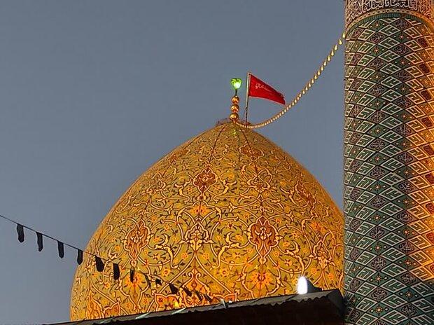 اهتزاز پرچم سرخ «یالثارات الحسین» بر فراز گنبد شاهچراغ(ع)