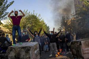 لیبراسیون: ورود ایران به پویش خودجوش انقلاب، دیگر هیچ سازشی میان حکومت و جامعه امکانپذیر نیست - Gooya News