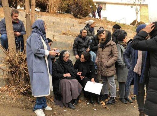 حضور برخی هنرمندان سینما جلوی درب «اوین» برای پیگیری وضعیت ترانه علیدوستی / چه کسانی آمدند؟ + عکس