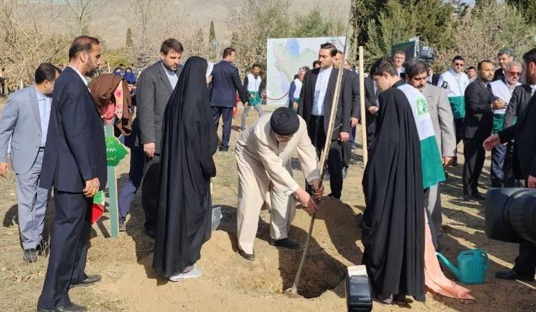 غرس نهال گردو توسط رئیس جمهور در باغ گیاه‌شناسی /  رونمایی از ۱۱۵ گونه گیاهی جدید کشاورزی + فیلم