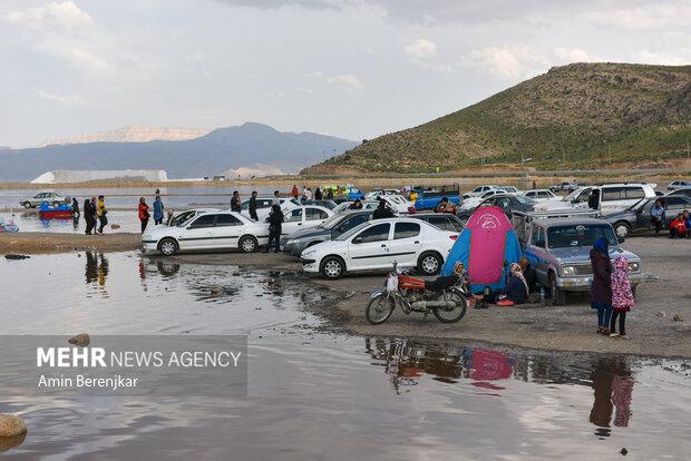 گردشگران نوروزی در دریاچه مهارلو