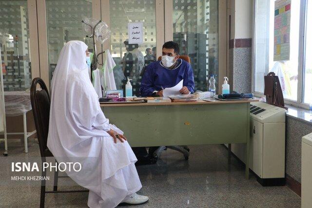 انجام معاینات پیش از اعزام حجاج یزدی در درمانگاه هلال احمر