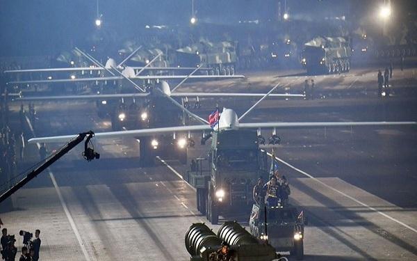 نمایش شناور‌های بدون سرنشین و موشک‌های قاره‌پیما در رژه کره شمالی