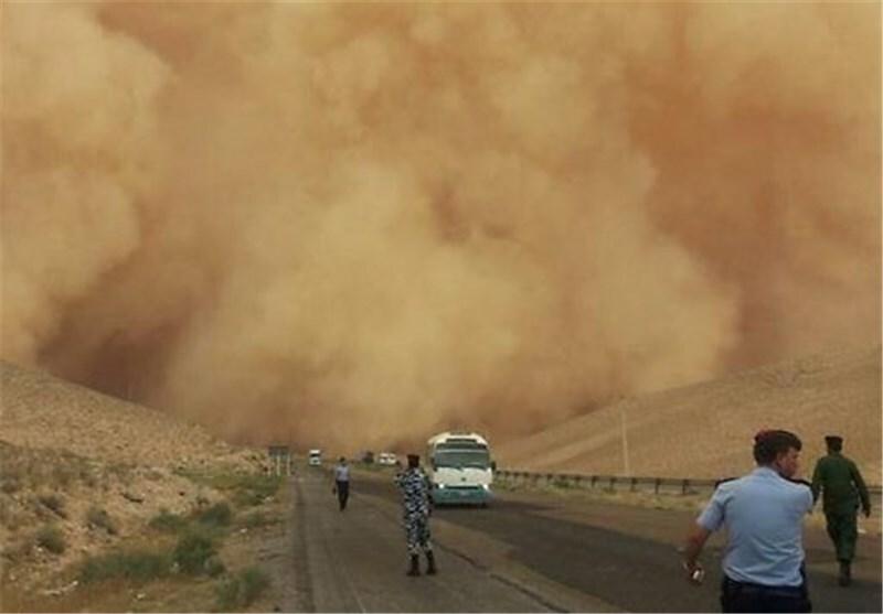 طوفان در جنوب استان کرمان، موجب قطع برق بطور گسترده شد / استاندار: برق ۵۰ هزار نفر قطع شده است