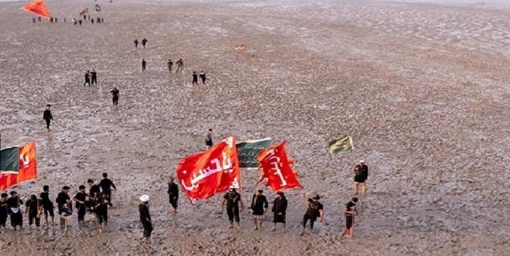 کمک موکب‌داران عراقی به زائران در مسیر باتلاقی + فیلم