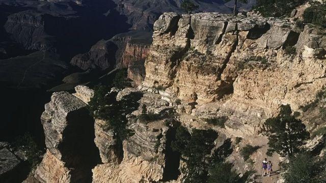 زنده ماندن پسر نوجوان پس از سقوط از یک صخره در گرند کانیون آمریکا