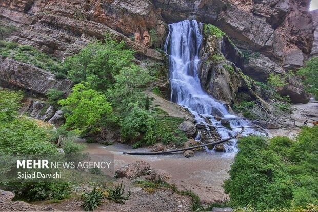 سفری مجازی به آبشار بلوکان میانه