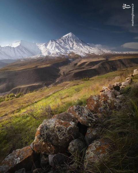 نمایی زیبا از قله دماوند در پاییز