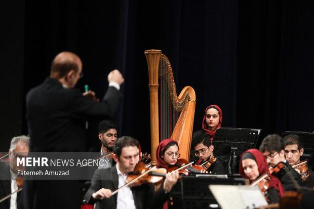 خاطره‌بازی درتازه‌ترین کنسرت ارکسترسمفونیک/حرکت نمادین رهبرارکستر