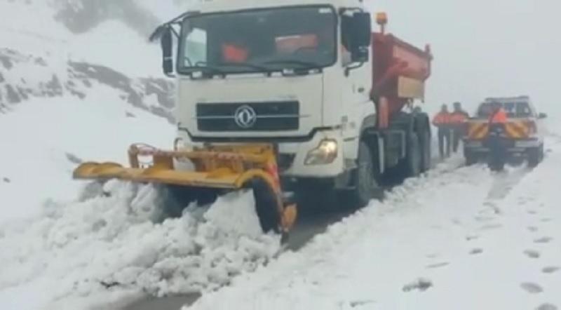 بارش سنگین برف در جاده سی‌سخت به پادنای اصفهان