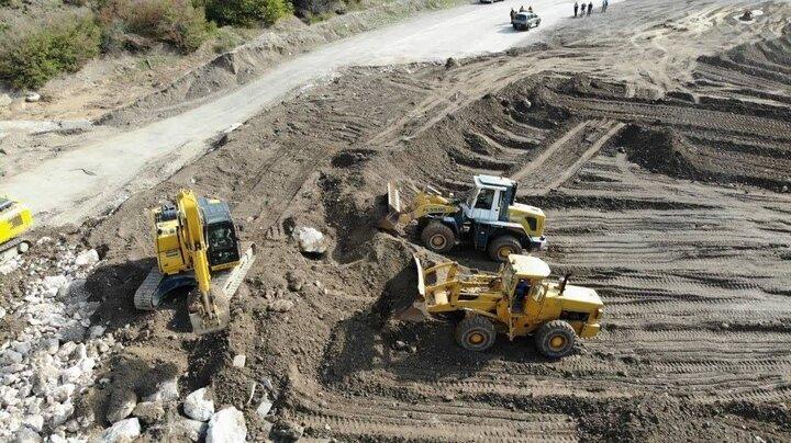 فعالیت راهداران برای بازگشایی جاده چمن بید به جنگل گلستان