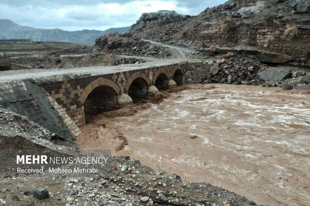 در پی بارش‌های سیل‌آسا راه ارتباطی مردم روستای «بن لار» قطع شد