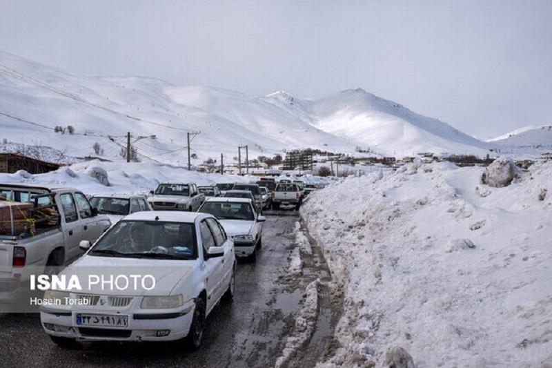 محورهای روستایی کوهرنگ در حال برف‌روبی و بازگشایی