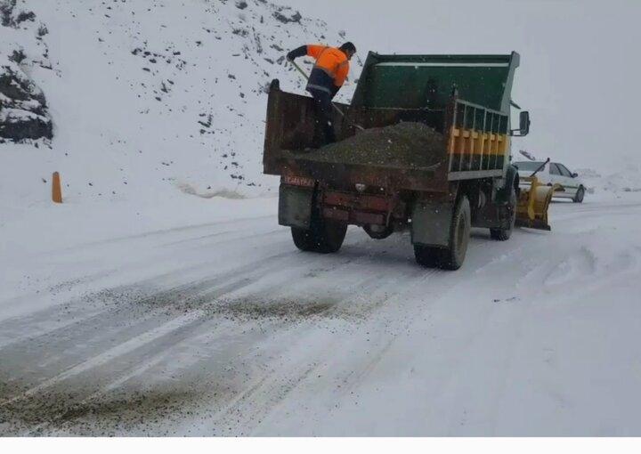 برفروبی و نمک پاشی گردنه «کانی‌کن» محور مریوان _ سقز