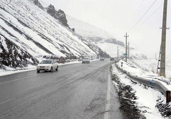 سطح برخی مقاطع محور کوهستانی شهمیرزاد یخ زده است