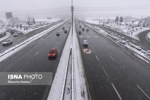 بارش برف در همه محورهای البرز/به جاده‌های کوهستانی نروید